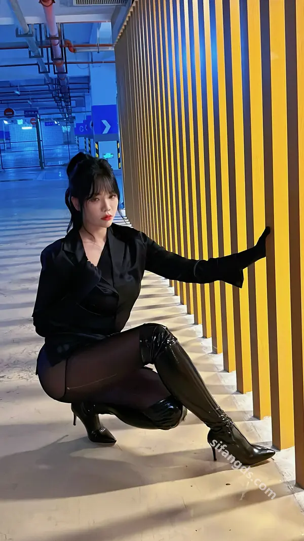 Vol. 9275 娜比《私购流出》(161P + 6V)