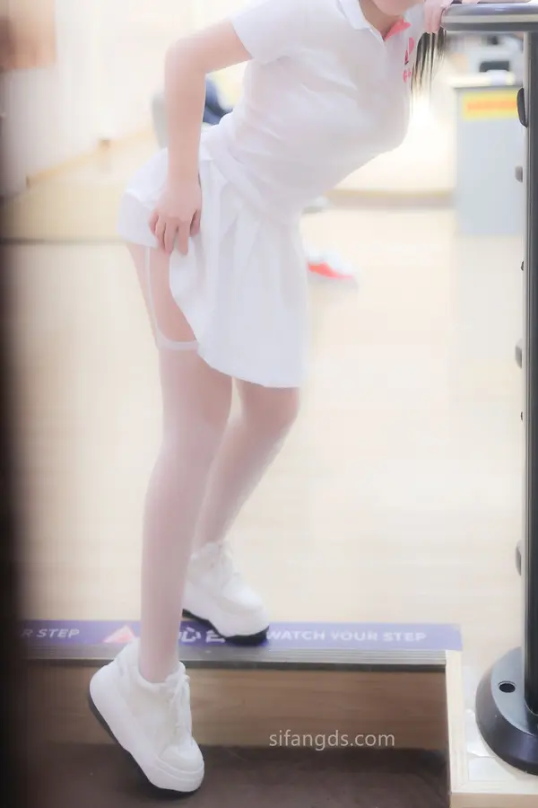 Vol. 8118 小薯条nienie《私购留出》(80P + 2V)