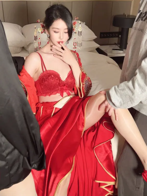 Vol. 8376 利世《私购流出》(54P + 2V)
