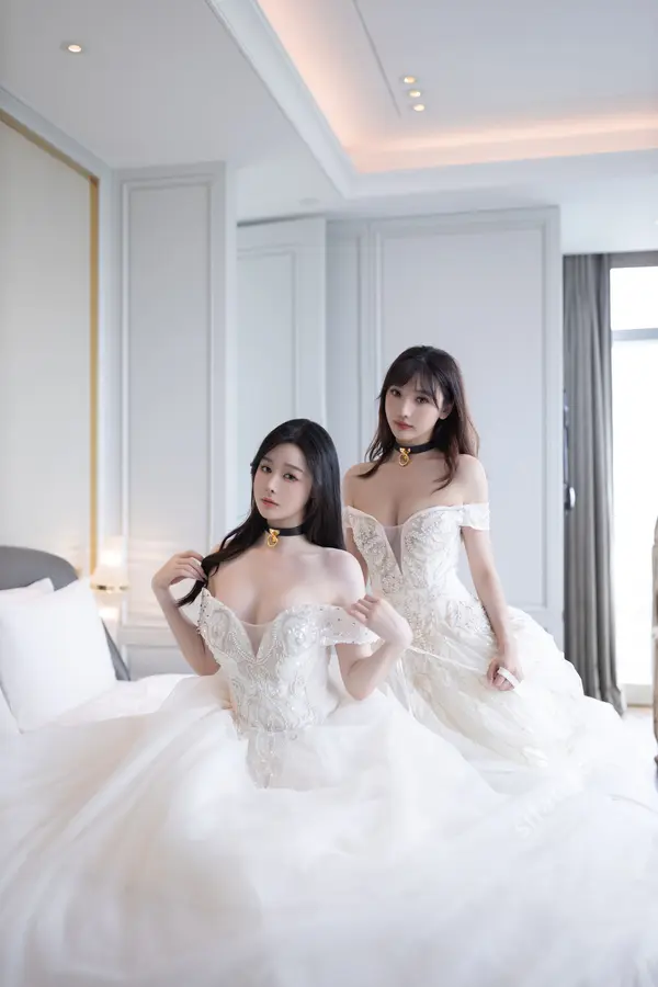 Vol. 9240 小逗逗&陆萱萱《私购流出》(100P + 1V)