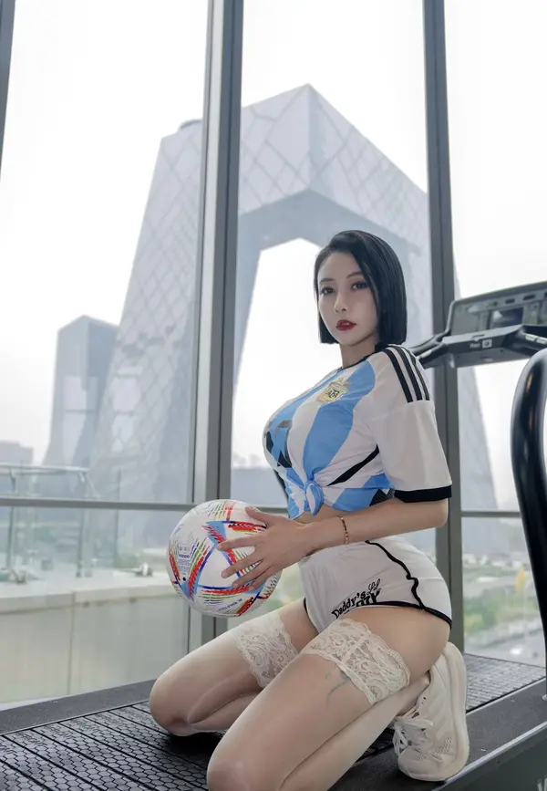 果儿Victoria《浴室足球》(28P)