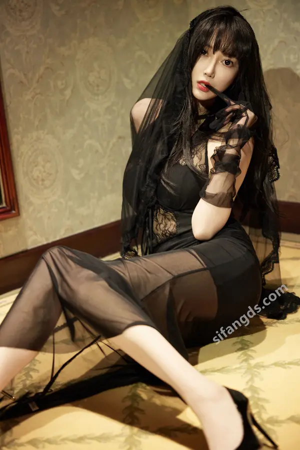 Vol. 9773 玥儿玥er《私购流出》(87P + 3V)