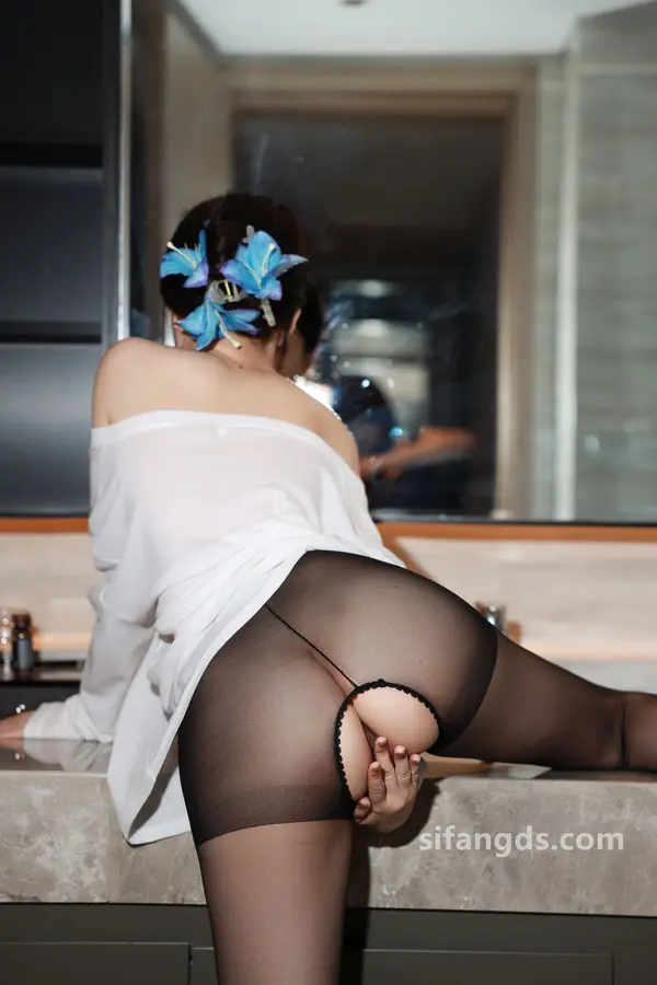 Vol. 9385 唐翩翩《私购流出》(73P + 1V)