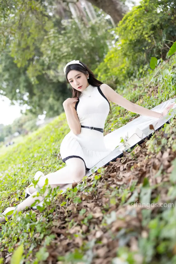 Vol. 8334 王馨瑶《私购流出》(104P + 2V)