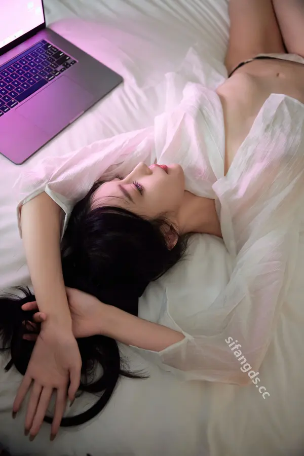 Vol. 9274 玥儿玥er《私购流出》(89P + 5V)