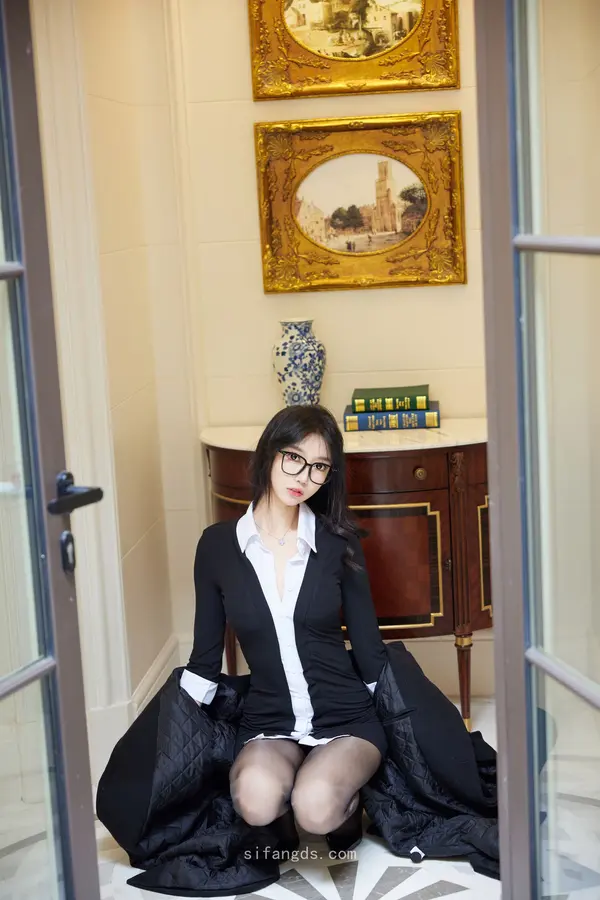 Vol. 9926 玥儿玥er《私购流出》(81P + 3V)