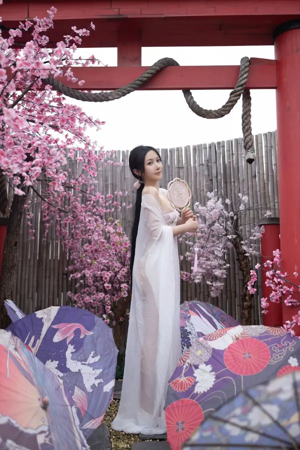 Vol. 8927 鱼子酱Fish《花想容》(120P) 1/120