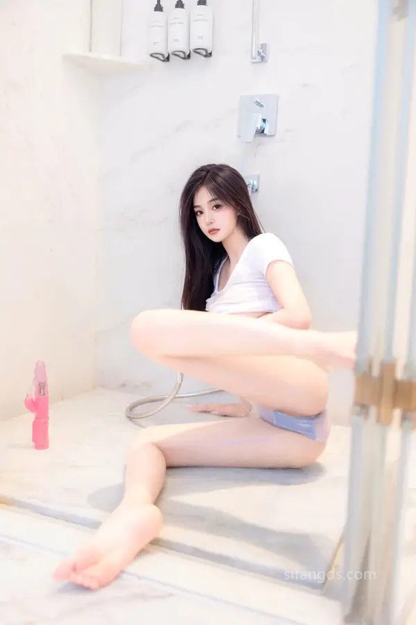 Vol. 8467 周周不吃香菜《私购流出》(88P + 4V)