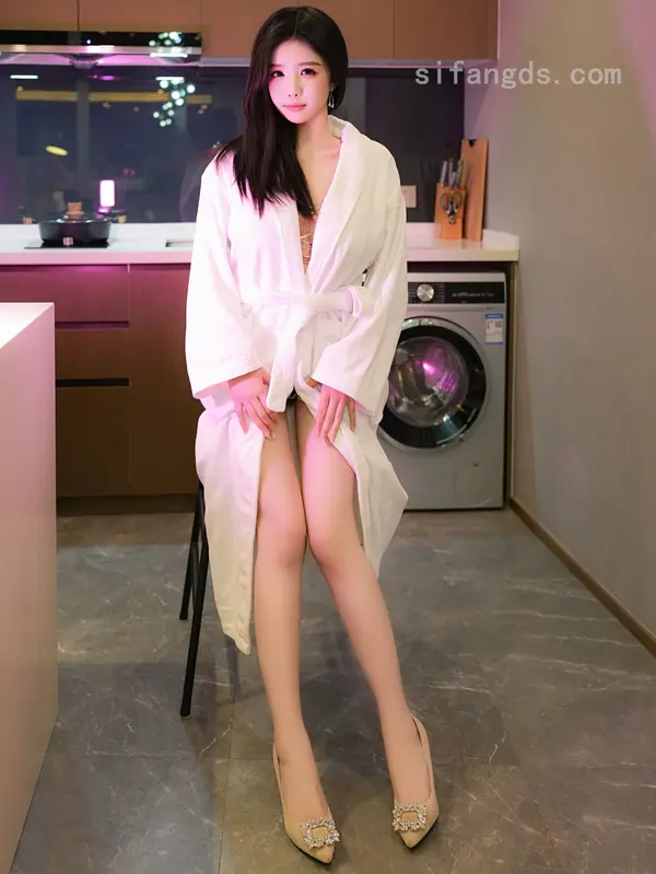 Vol. 09741 袁圆《私购流出》(94P + 6V)