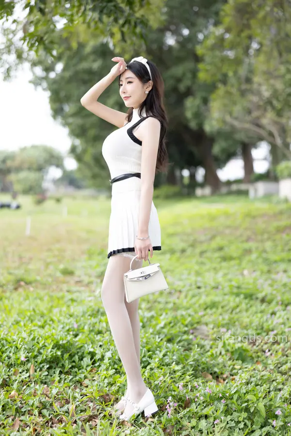 Vol. 8334 王馨瑶《私购流出》(104P + 2V)