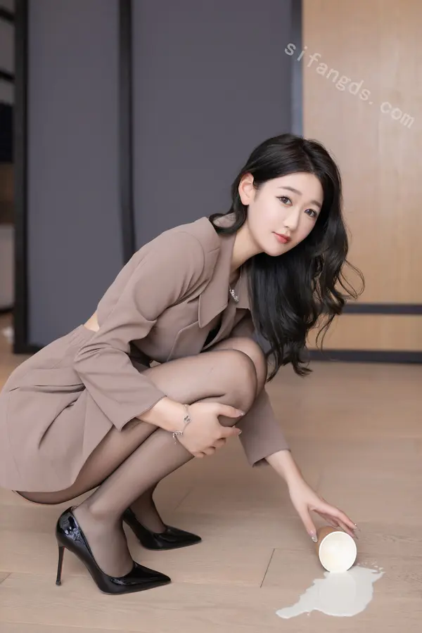Vol. 8824 唐安琪《私购流出》(91P + 2V)