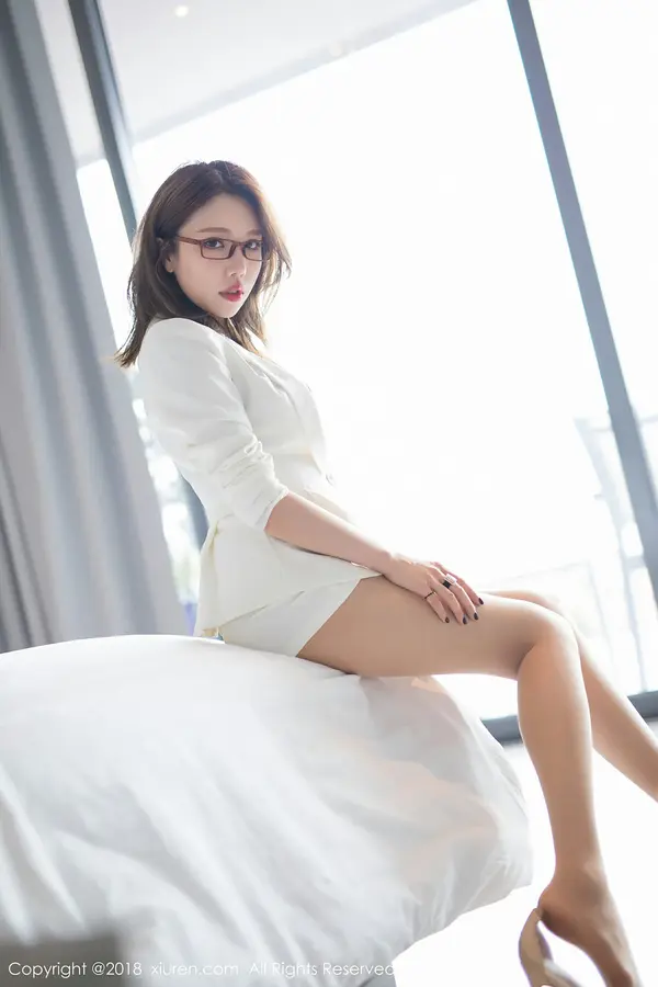 Vol. 01085 黄楽然(51P)