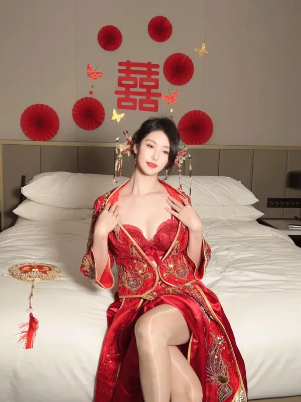 Vol. 8376 利世《私购流出》(54P + 2V)