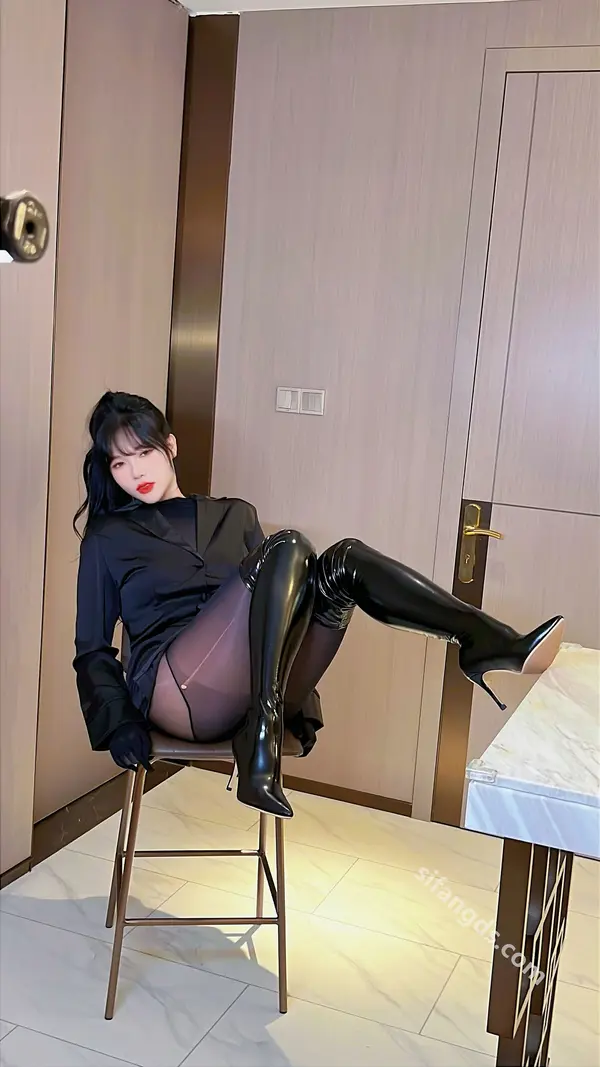 Vol. 9275 娜比《私购流出》(161P + 6V)