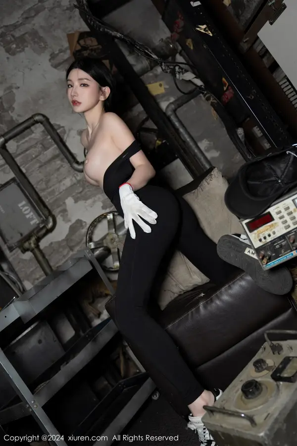 Vol. 08027 周于希Sally(100P)