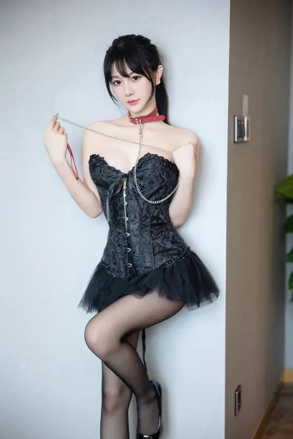 幼幼《露肩礼裙》(92P)