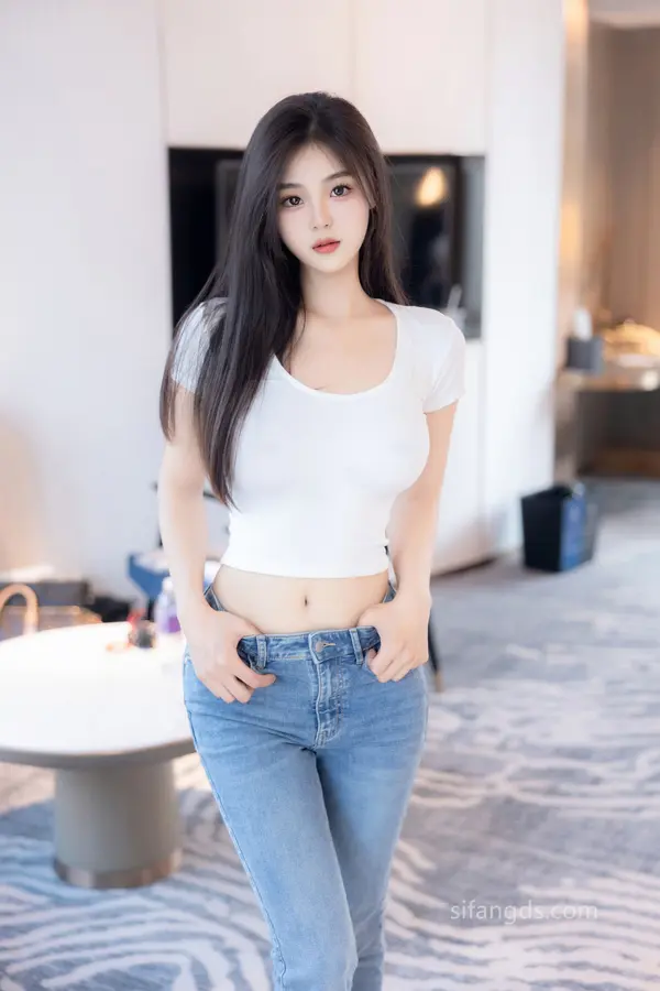 Vol. 8467 周周不吃香菜《私购流出》(88P + 4V)