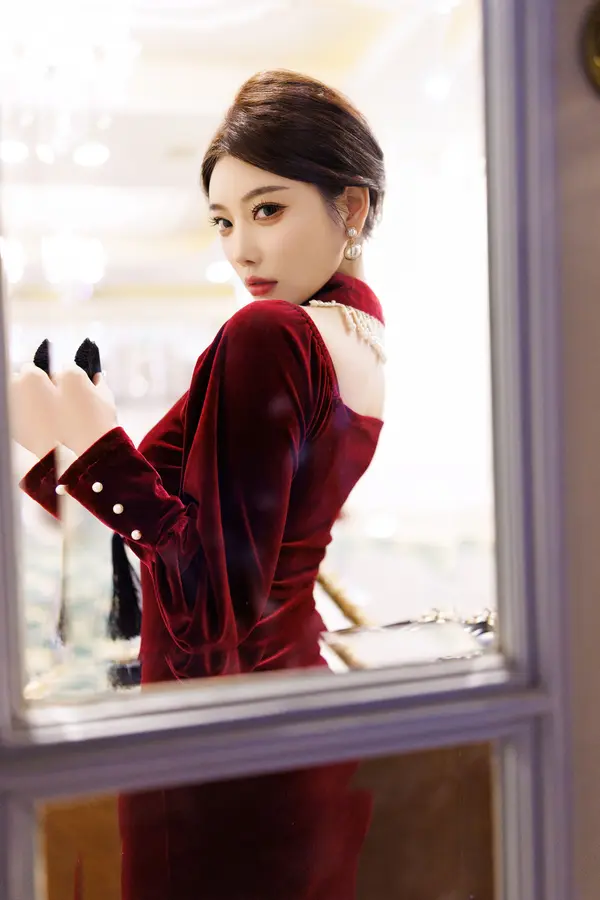 Vol. 9831 杨晨晨《私购流出》(114P + 1V)
