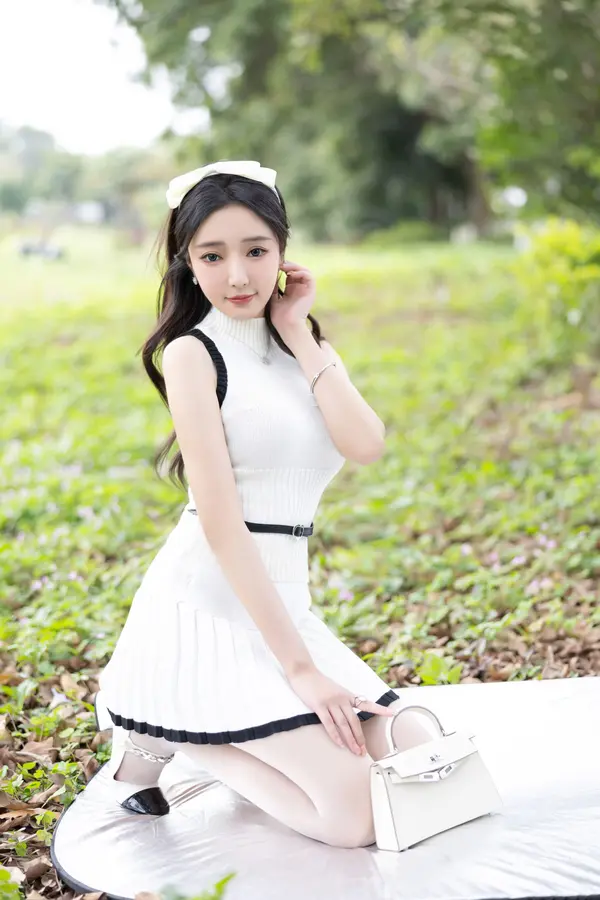 Vol. 8334 王馨瑶《私购流出》(104P + 2V)