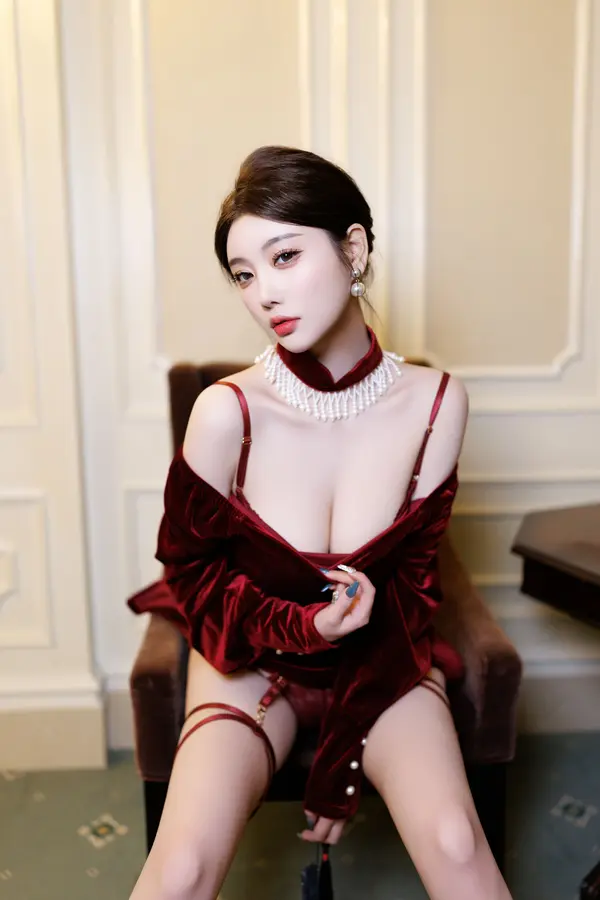 Vol. 9831 杨晨晨《私购流出》(114P + 1V)