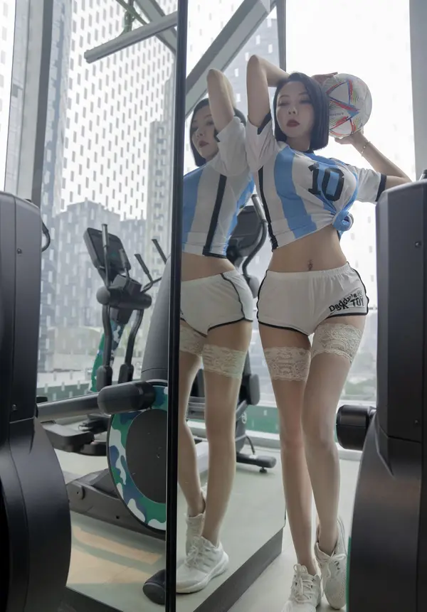 果儿Victoria《浴室足球》(28P)