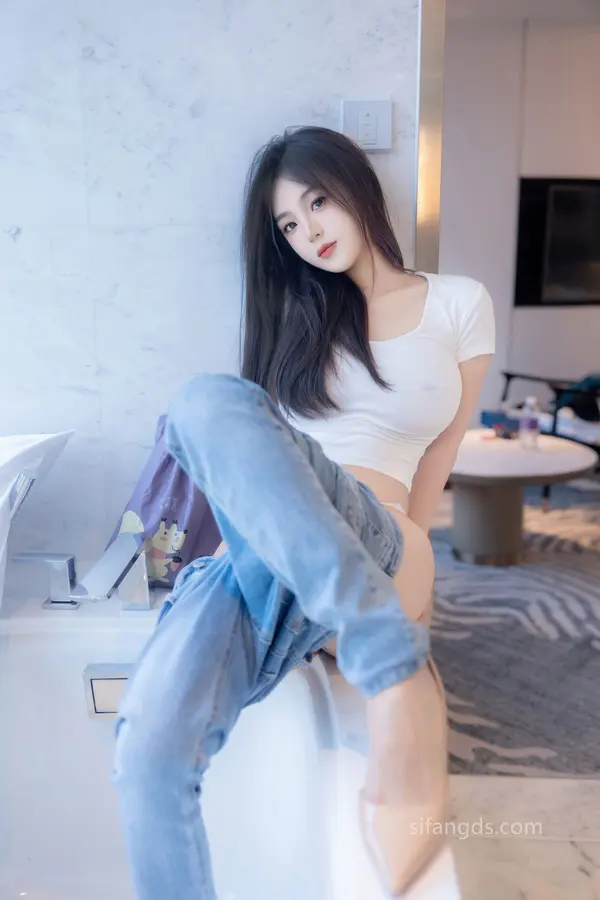 Vol. 8467 周周不吃香菜《私购流出》(88P + 4V)