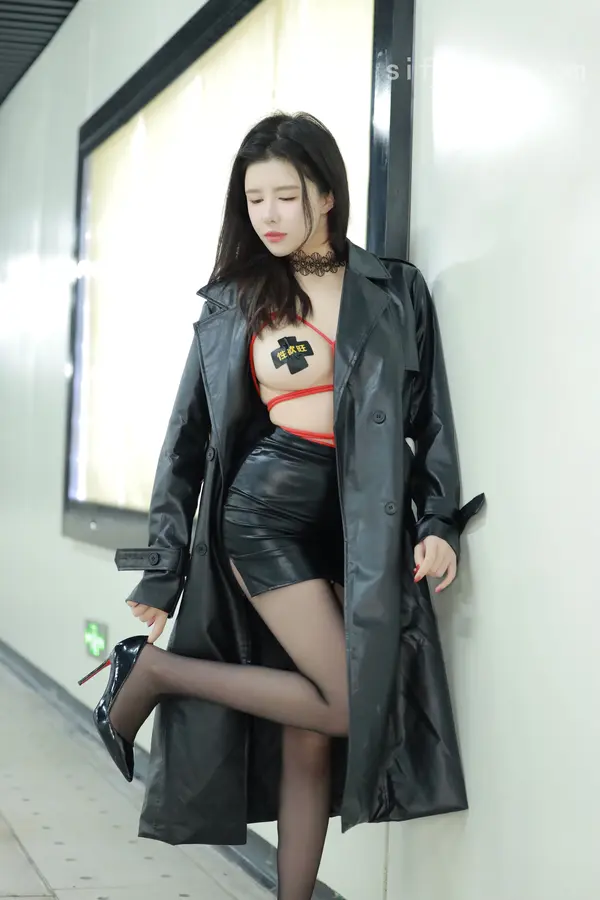 Vol. 9855 唐翩翩《私购流出》(100P + 2V)