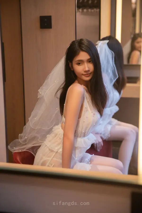 Vol. 09272 刘婷婷《私购流出》(80P + 3V)
