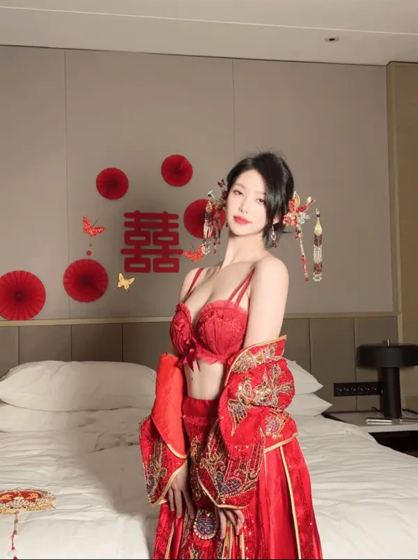 Vol. 8376 利世《私购流出》(54P + 2V)