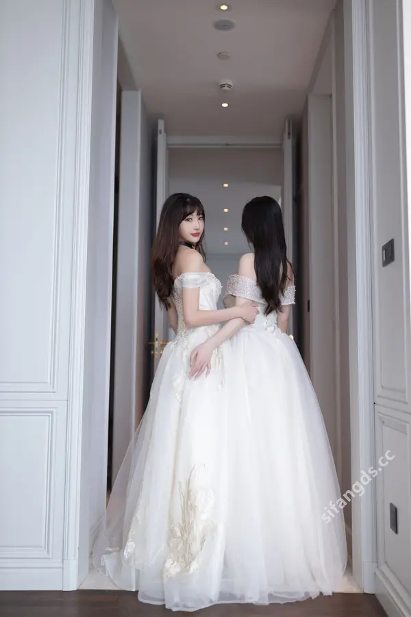 Vol. 9240 小逗逗&陆萱萱《私购流出》(100P + 1V)