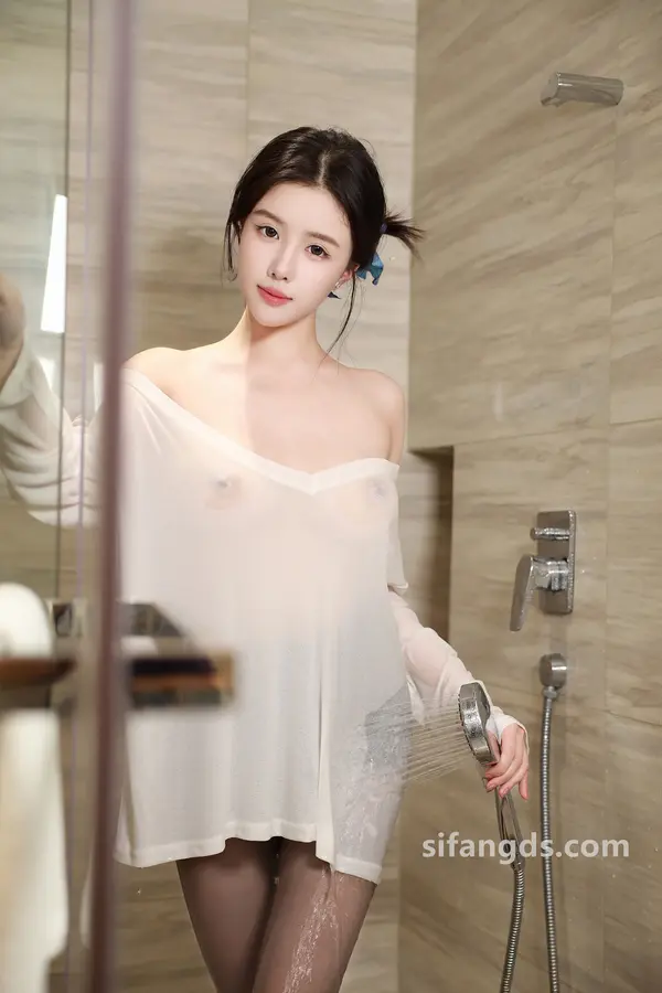 Vol. 9385 唐翩翩《私购流出》(73P + 1V)
