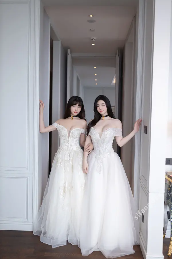 Vol. 9240 小逗逗&陆萱萱《私购流出》(100P + 1V)