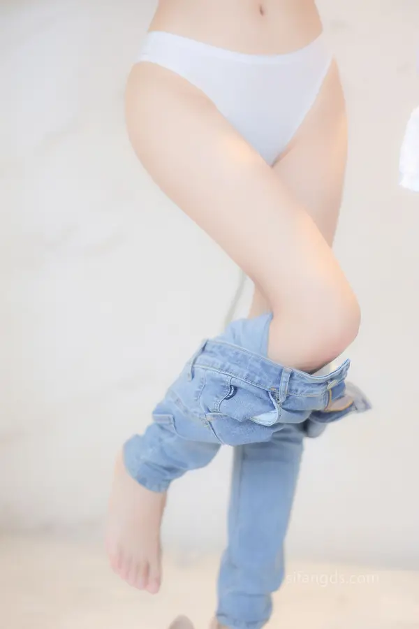 Vol. 8467 周周不吃香菜《私购流出》(88P + 4V)