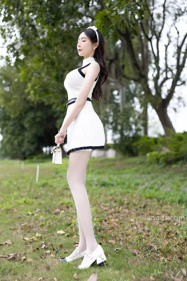 Vol. 8334 王馨瑶《私购流出》(104P + 2V)