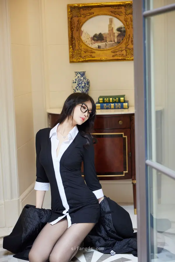 Vol. 9926 玥儿玥er《私购流出》(81P + 3V)