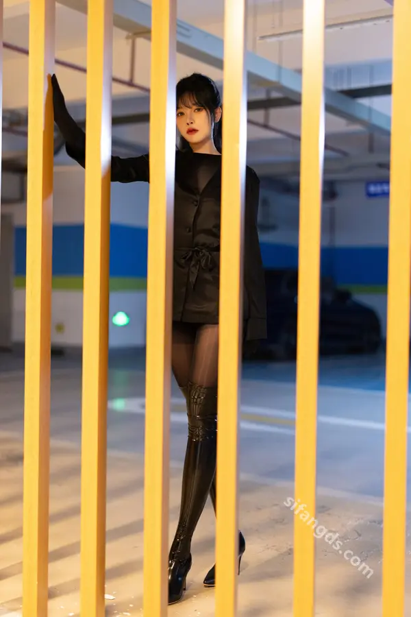 Vol. 9275 娜比《私购流出》(161P + 6V)