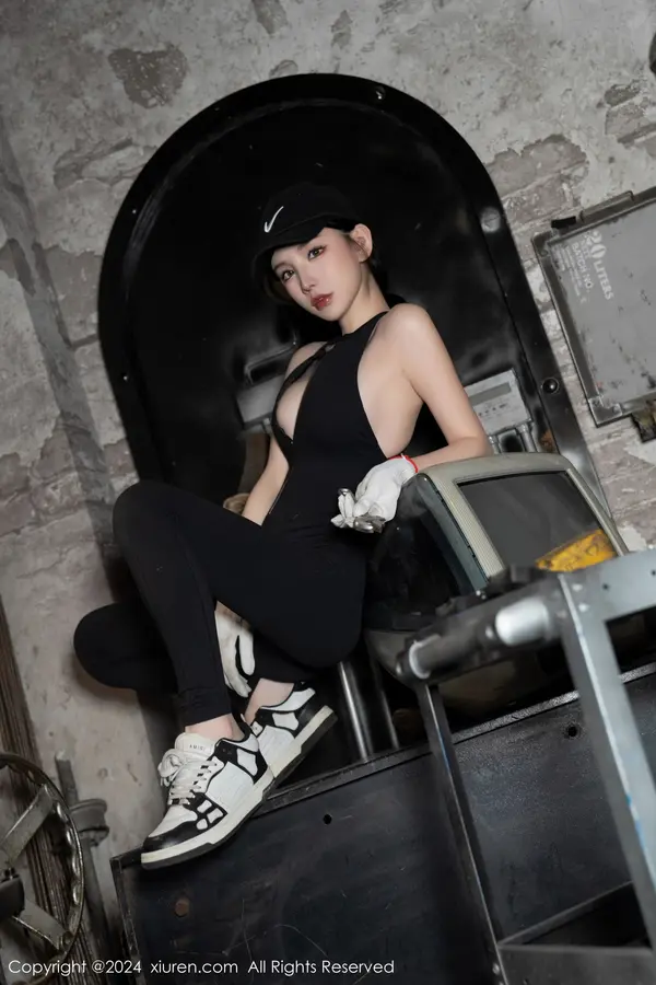 Vol. 08027 周于希Sally(100P)