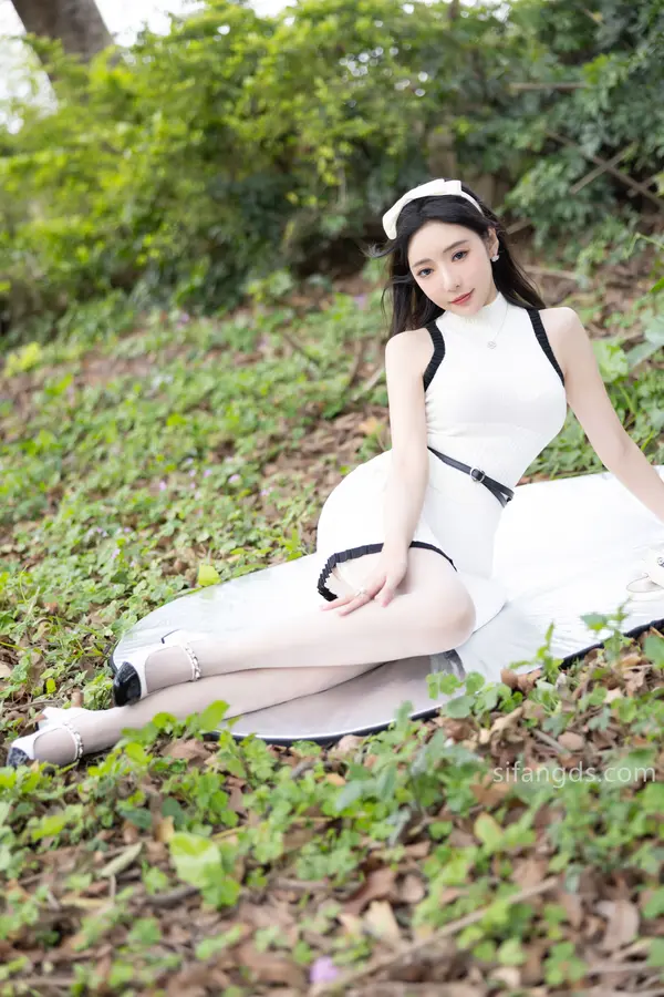 Vol. 8334 王馨瑶《私购流出》(104P + 2V)